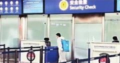 武汉机场安检通道半小时消杀一次 旅客：很放心