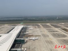武汉机场日航班量突破400架次 恢复至疫情前75%