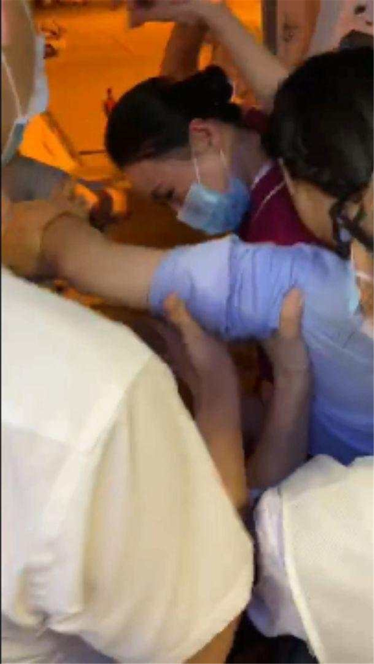 南航空乘用肩背为患病旅客搭起“云梯”