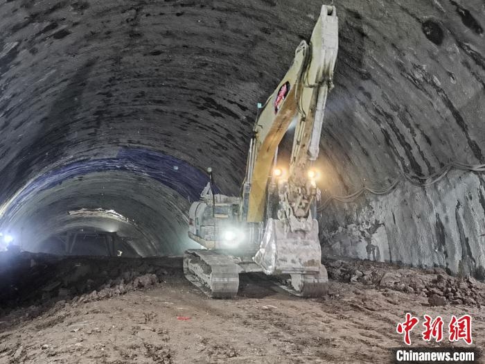 重庆首座下穿机场铁路隧道顺利贯通547871_ 重庆首座下穿机场铁路隧道顺利贯通