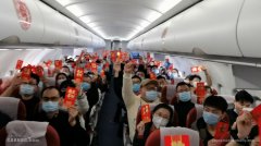 青岛航空举行除夕机上主题活动