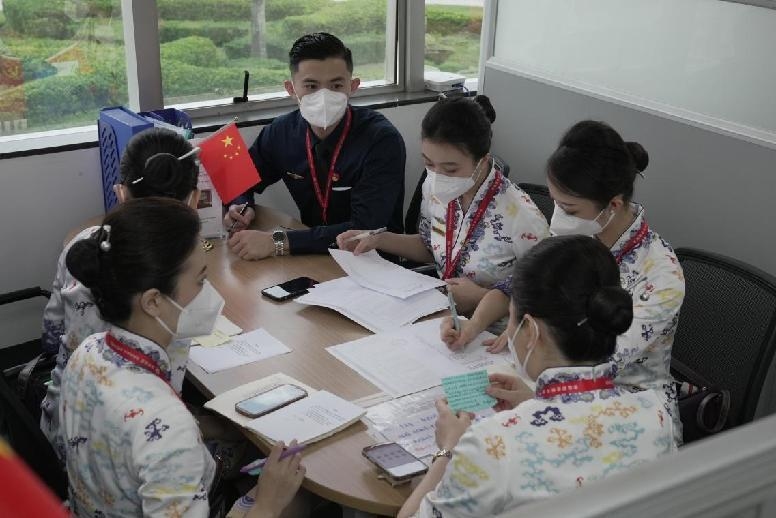 乘务组与安全员召开航前准备会（潘帅克