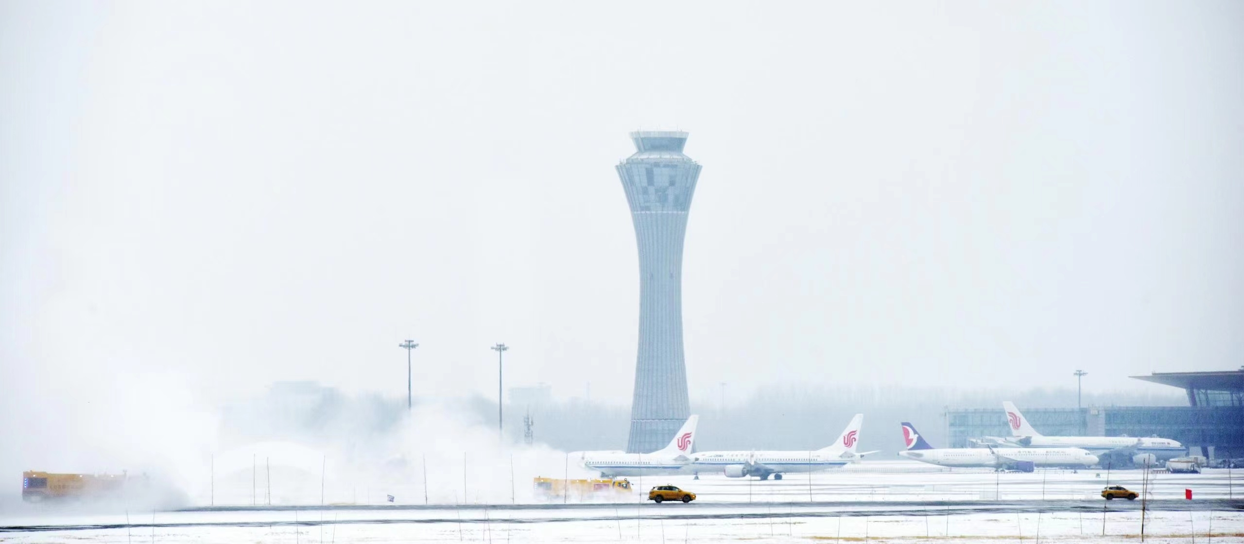 首都机场全力除冰除雪保障航班