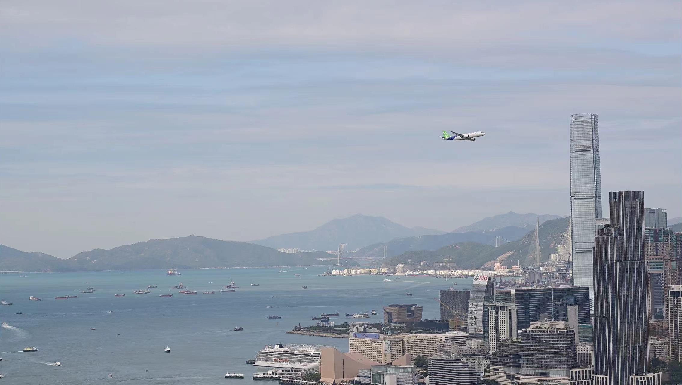 C919首次翱翔香港上空