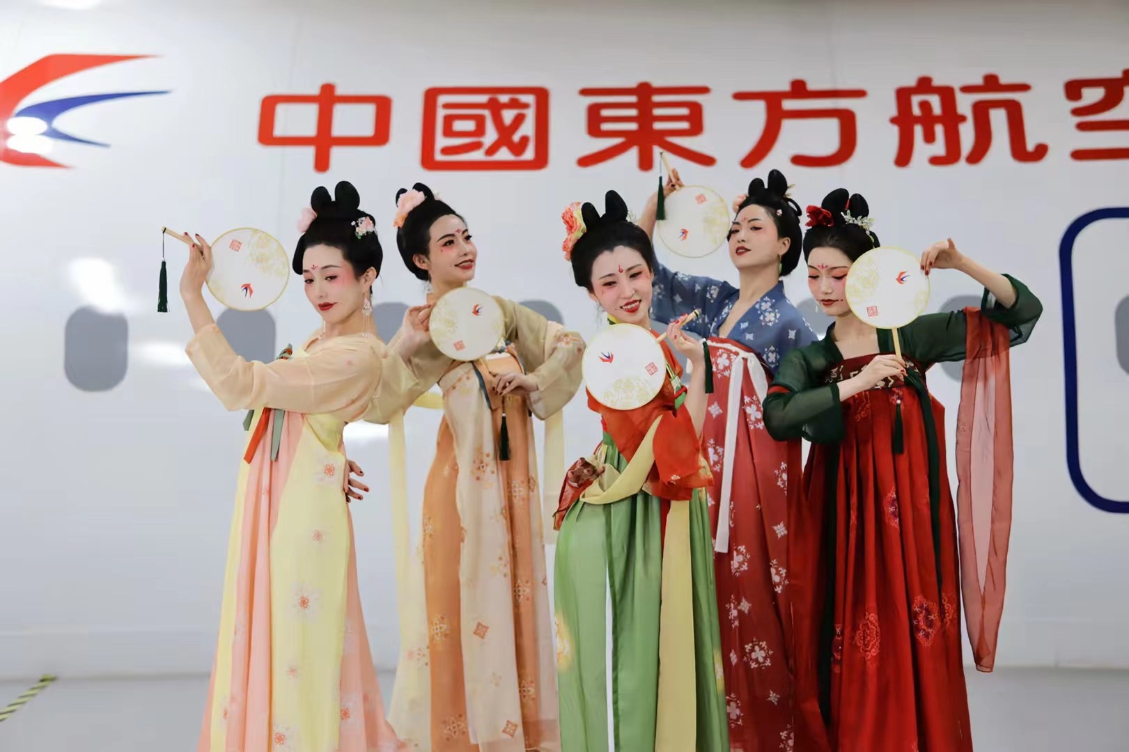 三项大奖!中国东航“唐小燕”将文化故事带上空中丝路616403_ 三项大奖!中国东航“唐小燕”将文化故事带上空中丝路