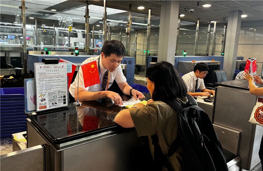 东航在上海浦东机场为出港航班旅客办理值机手续