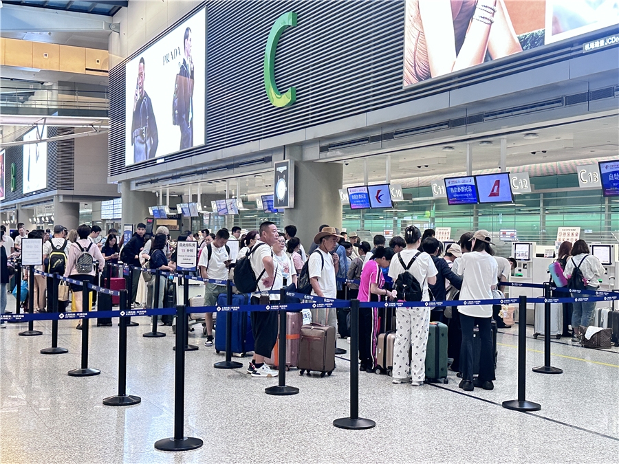 东航在上海虹桥机场为出港航班旅客办理值机手续