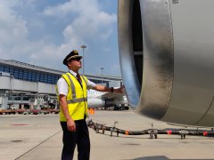 “蓝天讲台”上的师者——记东航三位教员的传承、创新与温情