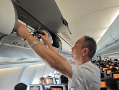 东航客舱经理徐华：三十九载客舱服务，把热爱写在万米高空