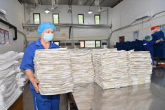 东航毛毯洗涤车间：日均清洗毛毯1.2万条，高温天中守护云端“温暖”