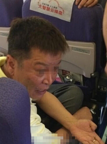 男子乘飞机拒关手机 殴打劝说者被拘留12天