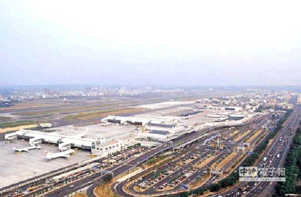 塔台忙驱鸟 台高雄机场两架滑行客机险对撞