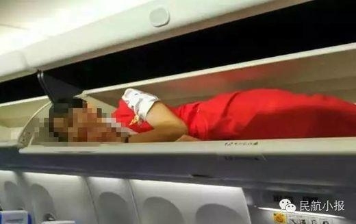 昆明航空乘务员：强迫塞行李架子虚乌有