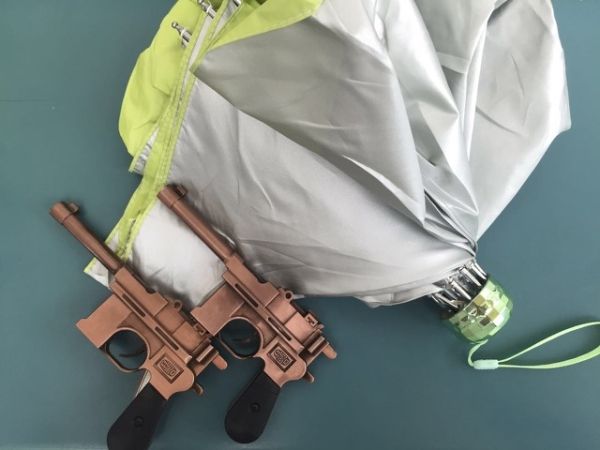 枪型打火机竟藏在这里！　安检照样被查出