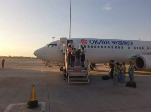 奥凯航空空姐真情无限 让爱陪伴旅客身边