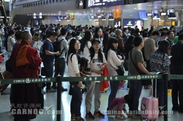 国庆第二天:成都机场高峰持续 误机旅客增多370557_ 国庆第二天:成都机场高峰持续 误机旅客增多