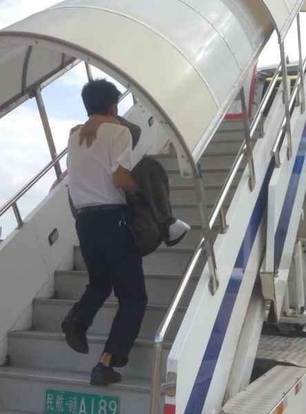 特殊旅客保障 让“轮椅哥”给你一个“公主抱”