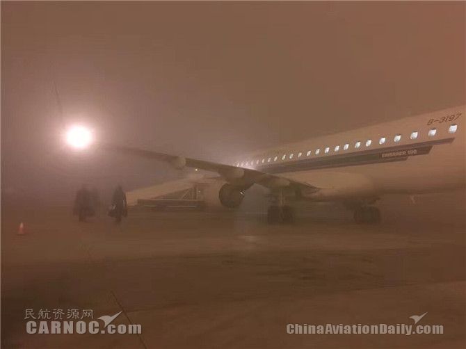 12月9日，乌鲁木齐机场遭遇大雾袭击　摄影：宋鸽