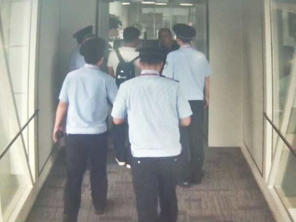 “任性”旅客飞机上玩手机 被郑州机场警方拘留