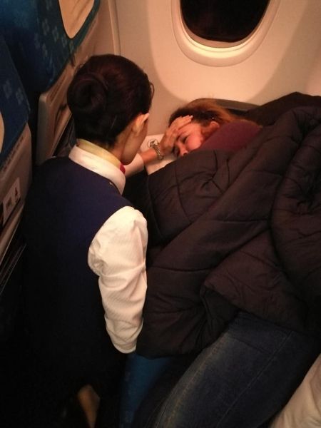 大年初三 南航空姐机上救助生病旅客