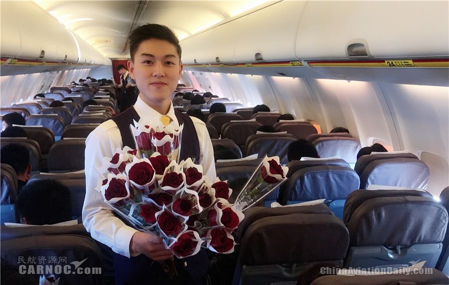 祥鹏航空绅士乘务组陪女性乘客共度妇女节