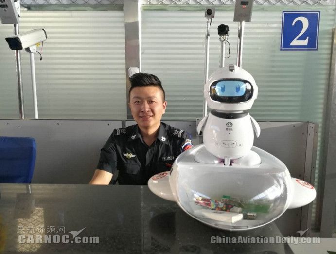 小巧精致的智能机器人亮相乌鲁木齐国际机场