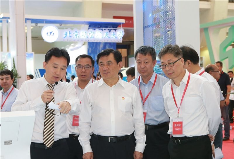 冯正霖参观首届民航科教创新成果展空管展台