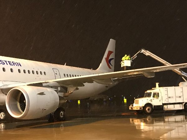 东航技术山东分公司积极应对首场降雪